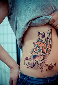 代替創造的な芸者猫側腰タトゥー画像