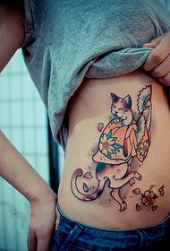 Immagine alternativa del tatuaggio della vita laterale del gatto di geisha creativa