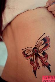 Μοντέλο τατουάζ πεταλούδας μιας γυναίκας μέσης