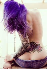 kuva naisen vyötärövärisestä kukista totem tatuointityöstä