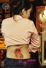 mergaičių juosmens raudonos kobros tatuiruotės paveikslėlis