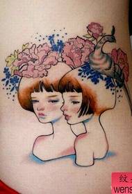 un modello di tatuaggio con due fiori di pianta in vita