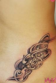 Gambar tato pinggul treble clef