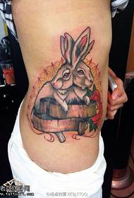 Yan bel çizgi film tavşan dövme deseni