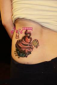 image de tatouage mignon petit gâteau côté taille