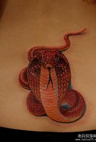 सुंदर दिसणारा रंग कोबरा टॅटू नमुना