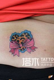 心 U obliku u obliku luka tetovaža