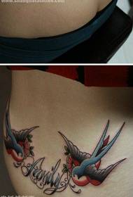 Мода таліі прыгажосці поп-ластаўкі з малюнкам татуіроўкі