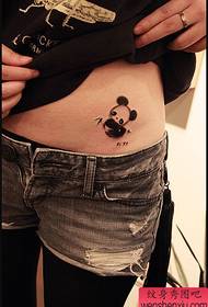 Tattoo show -kuva suositteli naisen vyötäröä pienelle panda-tatuointikuviolle