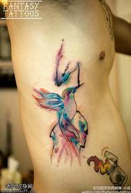 cor cintura lateral patrón de tatuaxe colibrí tinta salpicaduras