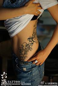 Modello di tatuaggio a tromba da donna a vita laterale