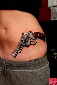 Oldalsó derék pisztoly tetoválás munka