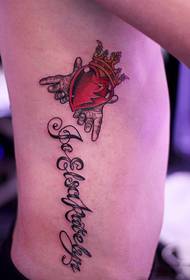 kroon rood hart Engelse kant taille tattoo foto