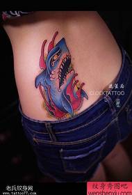 महिला कंबर रंग शार्क टॅटू चित्र