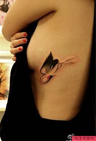 Frauen Seite Taille Kran Tattoo funktioniert