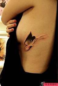 ang mga baywang sa gilid ng crane tattoo ay gumagana