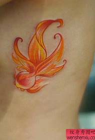 Moteriškos šoninės juosmens šiltos spalvos auksinės žuvelės tatuiruotės darbas