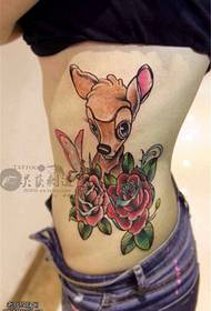 Sānu jostasvietas krāsas rožu brieža tetovējums