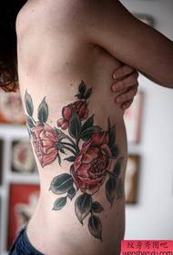 纹身秀图吧推荐一幅侧腰玫瑰花纹身图案