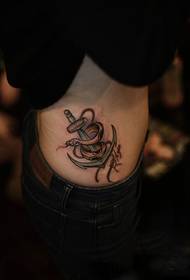 imagens de tatuagem de cintura de lado de âncora de cobra