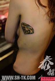 Ang hawak nga sidsid sa babaye nahigugma sa pattern sa tattoo sa diamante