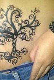 immagine sexy del tatuaggio del totem dell'albero bello della vita della ragazza