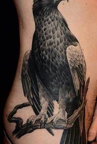 ein Adler Tattoo-Muster auf der Seite der Taille