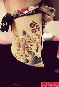 figura e tatuazhit rekomandoi punën e një tatuazhi të lotusit të belit anësor të një gruaje
