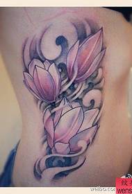一幅腰部彩色莲花纹身图案