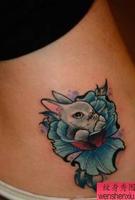 タトゥーショーの写真は女性の腰の色のウサギのタトゥーパターンをお勧めします