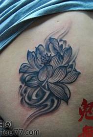 v páse iba krásny lotosový tetovací vzor