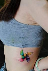 bella foto di bellezza lato vita bello arcobaleno mulino a vento tatuaggio immagine