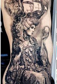 ένα λεπτό γυναικείο τατουάζ στο πλάι της μέσης