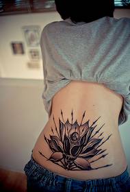 kūrybinis juodo lotoso tatuiruotės paveikslas ties juosmeniu
