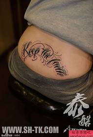 struk žene kako bi potaknuo svoj uzorak tetovaže engleskog abecede