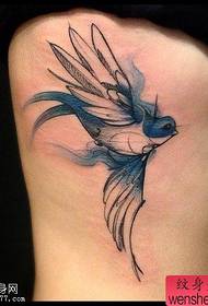 tato burung kolibri sisi pinggang karya Tattoo show sharing