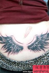 Image de spectacle de tatouage recommande le motif de tatouage d'une aile à la taille pour femme