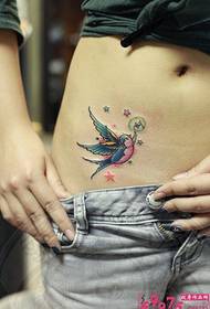 foto di tatuaggio carino rondine in vita