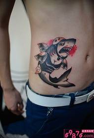 Bloeddorstige felle tattoo van de zijzijde van de taille van de taille