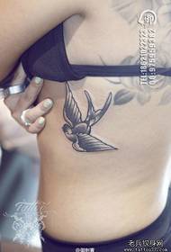 női oldalsó derék fecske tetoválás kép