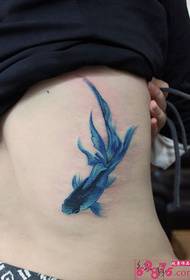gambar tato pinggang ikan mas kecil yang lucu