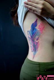 腰の美しい明るい色の羽のタトゥーパターン画像
