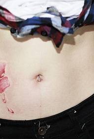 foto tatuaggio fiore rosa in vita