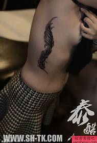 Ang pattern ng babaeng baywang sexy feather tattoo