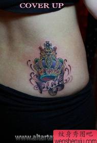 Ženski struk prekrasan estetski uzorak tetovaže za krunu