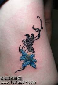 Krásný motýl lilie tetování vzor