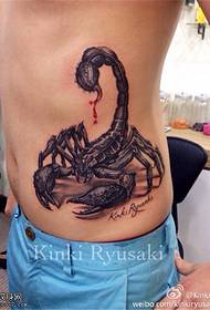 motivo tatuaggio scorpione vita laterale