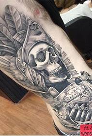 una figura di tatuatu hà cunsigliatu un tatuu di craniu in cintura laterale