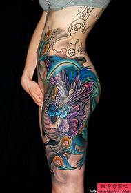 L'immagine dello spettacolo di tatuaggi consiglia un modello di tatuaggio fenice a colori in vita da donna