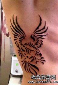 U ritrattu di u tatuatu hà cunsigliatu un mudellu di tatuatu di aquila in cintura